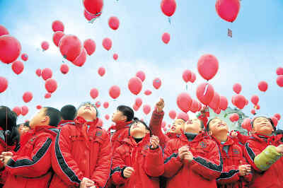 千余名小学生放飞感恩气球迎开学(组图)