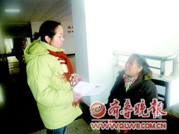 16日，73岁的老人(右)和女儿一起，从济南赶到日照为外孙女报名。　记者 张萍 摄