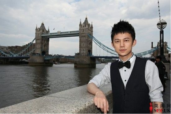 组图:何炅快乐伦敦行炫酷写真