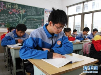 扬州大学附属中学学生徐砺寒在教室准备期中考试(11月7日摄)