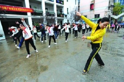 芜湖育红小学体育老师鲍小莺将这套老年保健动作改成了“小学版”。