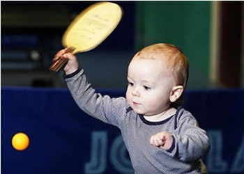 英国18个月婴儿乒乓球技出众会扣杀(图)