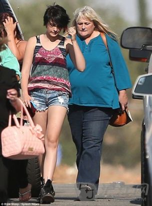 双语:<em>迈克尔杰克逊女儿</em>割腕自杀未遂(组图)