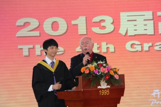 乔治先生在武汉枫叶国际学校2013届毕业典礼