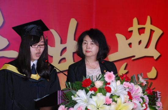 张景霞女士在天津枫叶国际学校2013届毕业典