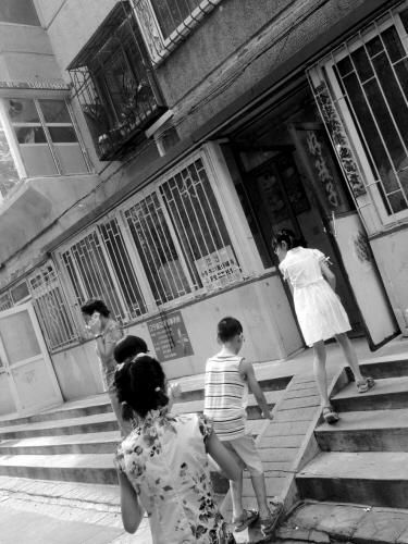 老师让学生去小饭桌补课 补课教新课上课做卷子