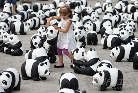 双语:超萌熊猫宝宝占领柏林火车站(组图)