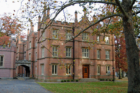 15. Bexley Hall  Kenyon College, Ohio ˹ݿѧԺ The modern-day Gryffindor dorms. ִַҶᡣ