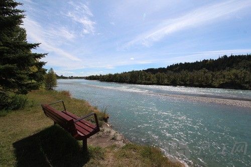 4. A Quiet Place To Sit һ You are probably constantly walking through public spaces without even noticing. A park bench or building steps can be the most relaxing areas to really stop and just watch the world go by for a moment. Ҳ㳣Ҵ·ûעЩطһŹ԰λ򹫹¥ݿԳΪеĳͣ½Ųֻһǰæ硣