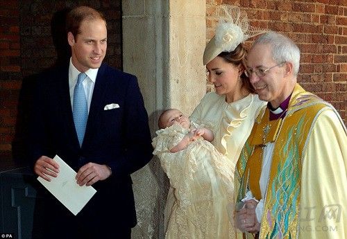 3. The proud parents are walked from the chapel by Justin Welby, the Archbishop of Canterbury who had just baptised George. ΪСӾϴ֮󣬿ز״̼˹͡Τͬӽĸĸ߹á