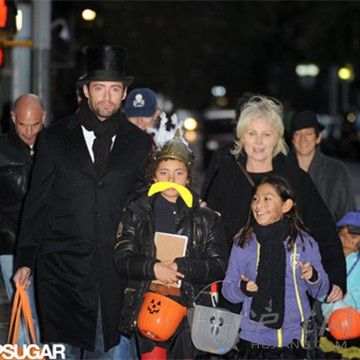 Hugh Jackman put on a top hat and coat for a Halloween night out in NYC with his whole family in 2009. 2009꣬ŦԼУHugh Jackmanȫʥ