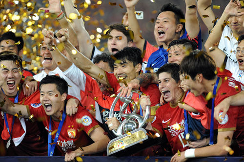 Football players of Guangzhou Evergrande celebrate their winning of the AFC Champions League against South Korea's FC Seoul atTianhe stadium in the southern Chinese city of Guangzhou Nov 9, 2013. ݺԱףڡ