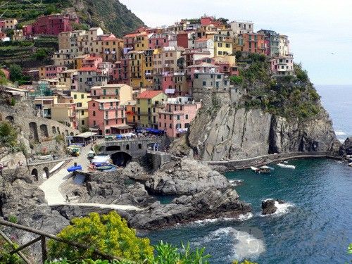 6. Riomaggiore, Cinque Terre ס Five villages on the Italian Riviera--Vernazza, Monterossa al Mare, Riomaggiore, Corniglia and Manarola--have pastel-colored perched homes. ά̩Τƶǡ׵ͳơɫ͵Сݡ