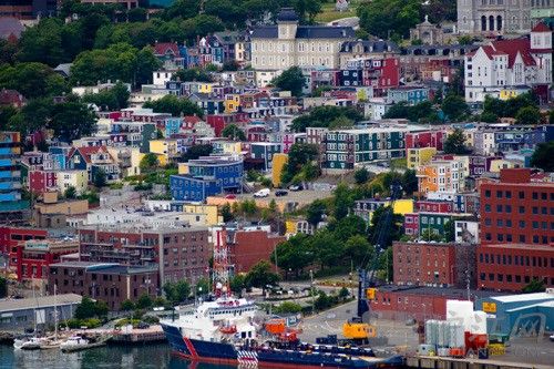 5. St. John's, Newfoundland, Canada ʥôŦ Colorful homes dot the landscape in the capital city of Newfoundland & Labrador. Ŧ-ʡ׸ɫͷ׵ķ岼