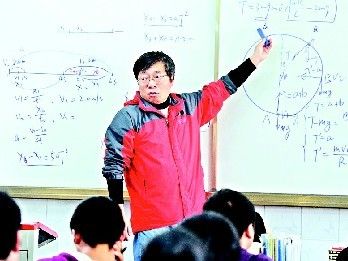 武汉教师换肾17年不离讲台被赞周坚强