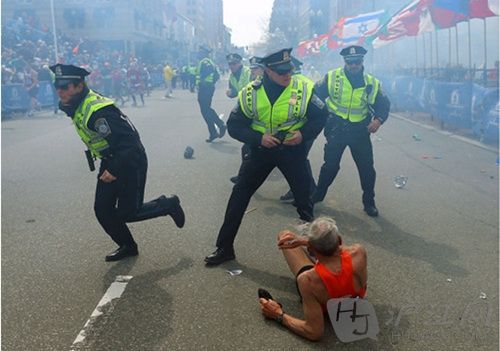 John Tlumacki. Boston, Mass., USA. April 15, 2013. 2013415գݲʿ٣ӰԼ¬ During the Boston Marathon on April 15, 2013, two pressure cooker bombs exploded at 2:49 pm EDT , killing 3 people and injuring an estimated 264 others. 2013415յʱ249֣ʿڼ䣬öѹըը3Լ264ˡ