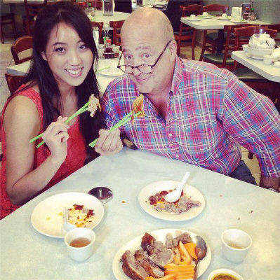  κ��ɺ(��)���ڵ����ع⣬��������������вͣ�ͼΪ����������������Andrew Zimmern��ͬ¼�ƽ�Ŀ����ʥ�ǲ�����ʳ��(�����������ձ���/κ��ɺ�ṩ)