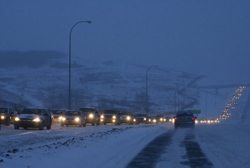 A winter snowstorm brought afternoon traffic to a standstill in Calgary. һѩüô󿨶Ľͨͣ״̬