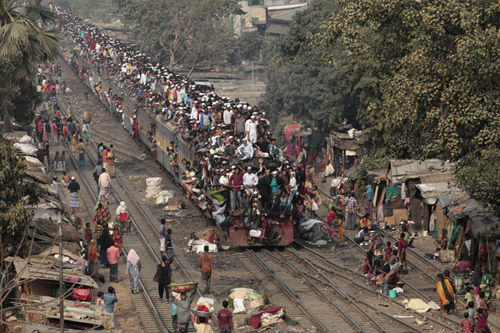Other Dhaka residents use the roof of the train as well as its interior. һЩ￨ؾѡû𳵡óҲó