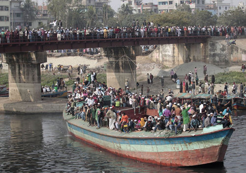 Some commuters in Dhaka, Bangladesh travel by water. ϼд￨һЩϰѡˮ·