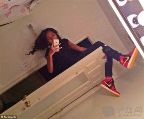 When one door opens: A teenager decides to snap a photo for the Selfie Olympics. ųţһΪİ˻Ƭ