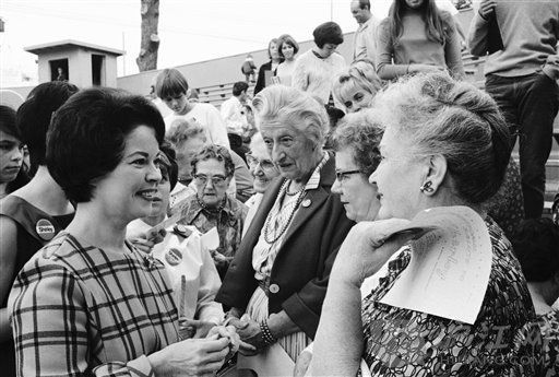 Mrs. Shirley Temple Black, on the campaign trial for the U.S. Senate, was the center of attention as she moved through a public park and talked with people of her district in San Mateo, California on Oct. 21, 1967. ˲˷1967꾺ѡԱΪǹעĽ㡣Ƭ߹԰ڵļʥذеǽ̸