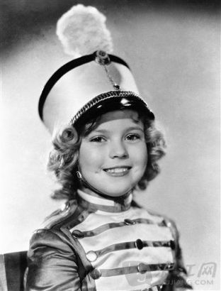 she appeared in Poor Little Rich Girl in 1936. Temple, who was born in 1928 and began acting at the age of three, received an honorary Academy Award in 1934 for her contributions as a child film star. ˲1936꡶ĸСеľա1928ĵ˲3յ·1934Ϊͯǵ˰˹ر񽱡