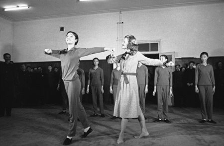 Betty Ford, wife of former US President Gerald R. Ford, is instructed in a Chinese folk dance at a Peking dancing school on Wednesday, Dec 3, 1975. 1975123գʱͳ¡صӱڱһ赸ѧУѧϰ赸