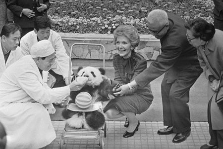 Nancy Reagan, wife of former US President Ronald Reagan, helps feed a baby Panda during a visit to the Peking Zoo, Friday, April 27, 1984, Peking, China. 1984427գϣڱ԰æιè