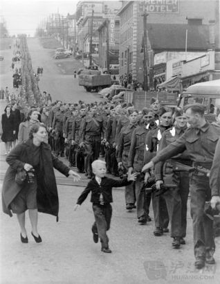 20. Wait for me daddy This kid was running away from his mother to his father whos going to a war. ְ֣һ£ Сѣ򼴽սİְ֡