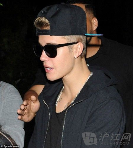 双语:Justin Bieber洛杉矶国际机场被扣留