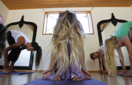 美12岁女孩成最年轻瑜伽教练 学生喜欢(图)