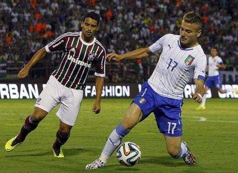 Italy's Ciro Immobile (R) fights for the ball with Fluminense's Jean during a friendly soccer match ahead of the 2014 World Cup at the Cidadania stadium in Volta Redonda, June 8, 2014. The match ball was developed in China. [Photo / Agencies]