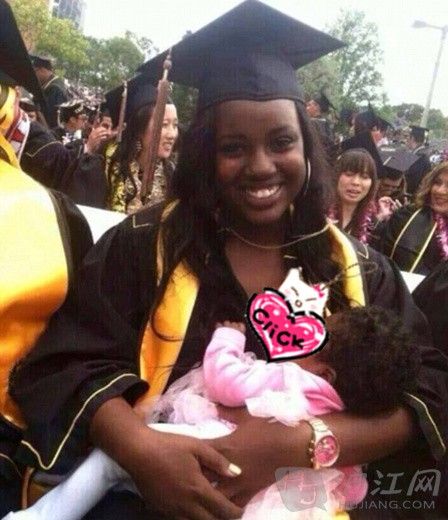 毕业典礼尴尬事:美一毕业生当众哺乳(双语)