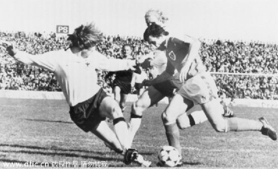 Defending world champion West Germany was eliminated from the finals by Austria 3-2 in World Cup 1978, one of Austria's three goals was contributed by West Germany, June 21, 1978.1978621籭µ3:2սʤ¡µ3еһ¹ס