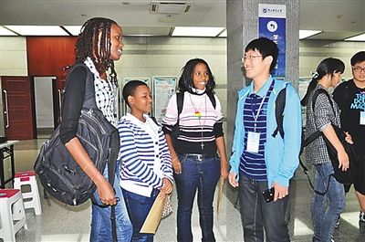 南京邮电大学志愿者在迎接留学新生