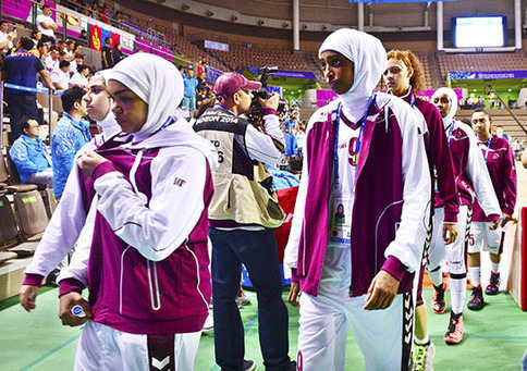 Qatar's women's basketball team leaves the court after forfeiting their women's basketball game against Mongolia at Hwaseong Sports Complex during the 17th Asian Games in Incheon September 24, 2014. The Qatar women's basketball team forfeited a game at the Asian Games on Wednesday after being refused permission to wear the hijab, saying they were taking a stand against what they say is a discriminatory policy against Muslim women. [Photo/Agencies]