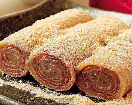 Beijing snack lvdagun, glutinous rice rolls with sweet bean paste. [Photo/IC] 