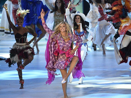 Battling it out: National finalists, including Miss Scotland Ellie McKeating (centre) perform on stage during Miss World 2014 at the ExCel Centre. ս2014СֳոСEllie McKeating(Ƭм)ڶѡ׶ذɫչĵ̨ϱݡ