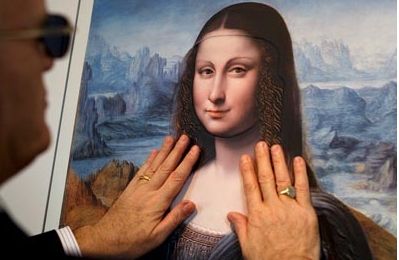 A visitor at Madrids Museo del Prado examines a three-dimensional version of a painting in the museums collection. The painting is a copy of the Mona Lisa made by a pupil of Leonardo da Vinci. ι಩ݵοϸݲƷά汾аɶࡤѧġɯ