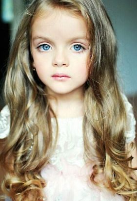 “小妖精”Milana Kurnikova 　　俄罗斯绝对是个出萝莉的宝地，另一位俄罗斯超级童模米兰-库尔尼科娃(Milana Kurnikova)再次证实了这点。网络上爆红的小模特米兰-库尔尼科娃曾在《年代秀》和《天天向上》节目中担任嘉宾，她拥有粉嫩无暇的皮肤，超大的蓝绿色美眸，静止不动时绝对会让你误以为是个洋娃娃。