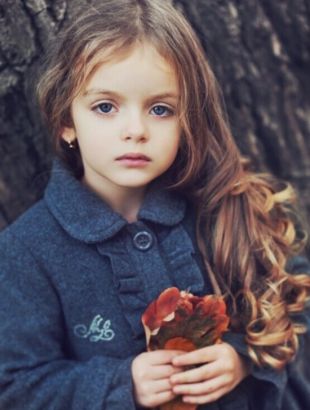 “小妖精”Milana Kurnikova 　　俄罗斯绝对是个出萝莉的宝地，另一位俄罗斯超级童模米兰-库尔尼科娃(Milana Kurnikova)再次证实了这点。网络上爆红的小模特米兰-库尔尼科娃曾在《年代秀》和《天天向上》节目中担任嘉宾，她拥有粉嫩无暇的皮肤，超大的蓝绿色美眸，静止不动时绝对会让你误以为是个洋娃娃。