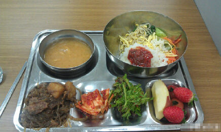 学生晒韩国高中午餐:顿顿必配泡菜(组图)