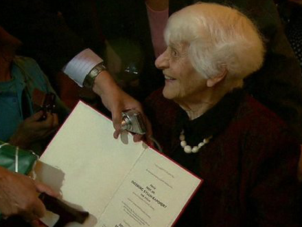 迟到的证书:102岁妇女获德国博士学位(双语)