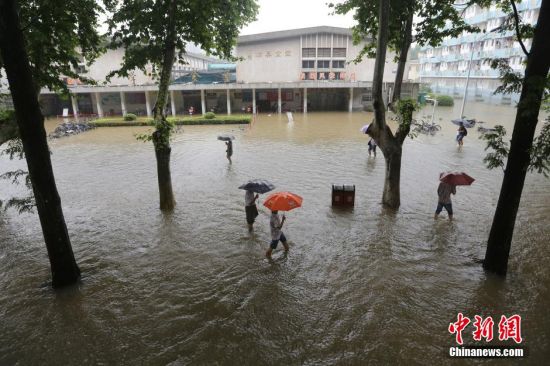 组图:南京一高校宿舍被泡 学生搭桥进出
