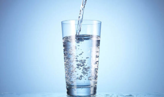 双语解读:为何餐前一杯水可以帮助你减肥