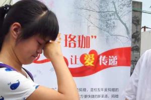 武大新生报到 “微爱珞珈”助力贫困生入学