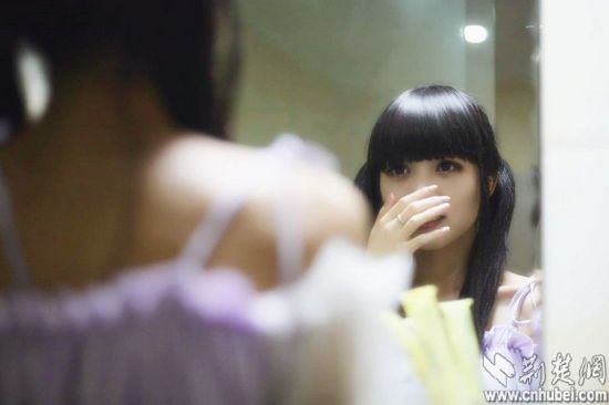 90后美女游戏解说：年入百万不是卖萌露肉就行