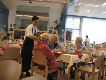 欧洲温馨舒适的养老院:餐厅(组图)