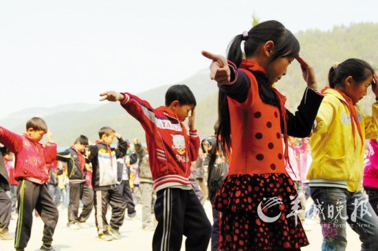 重庆笃坪小学700位小学生齐跳MJ舞 